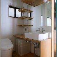 文京区白山の賃貸物件/1階洗面は、トイレと同室。白い器のボウルと鏡と。すっきり