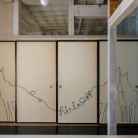文京区白山の賃貸物件/建具には、遊び心のあるドローイング