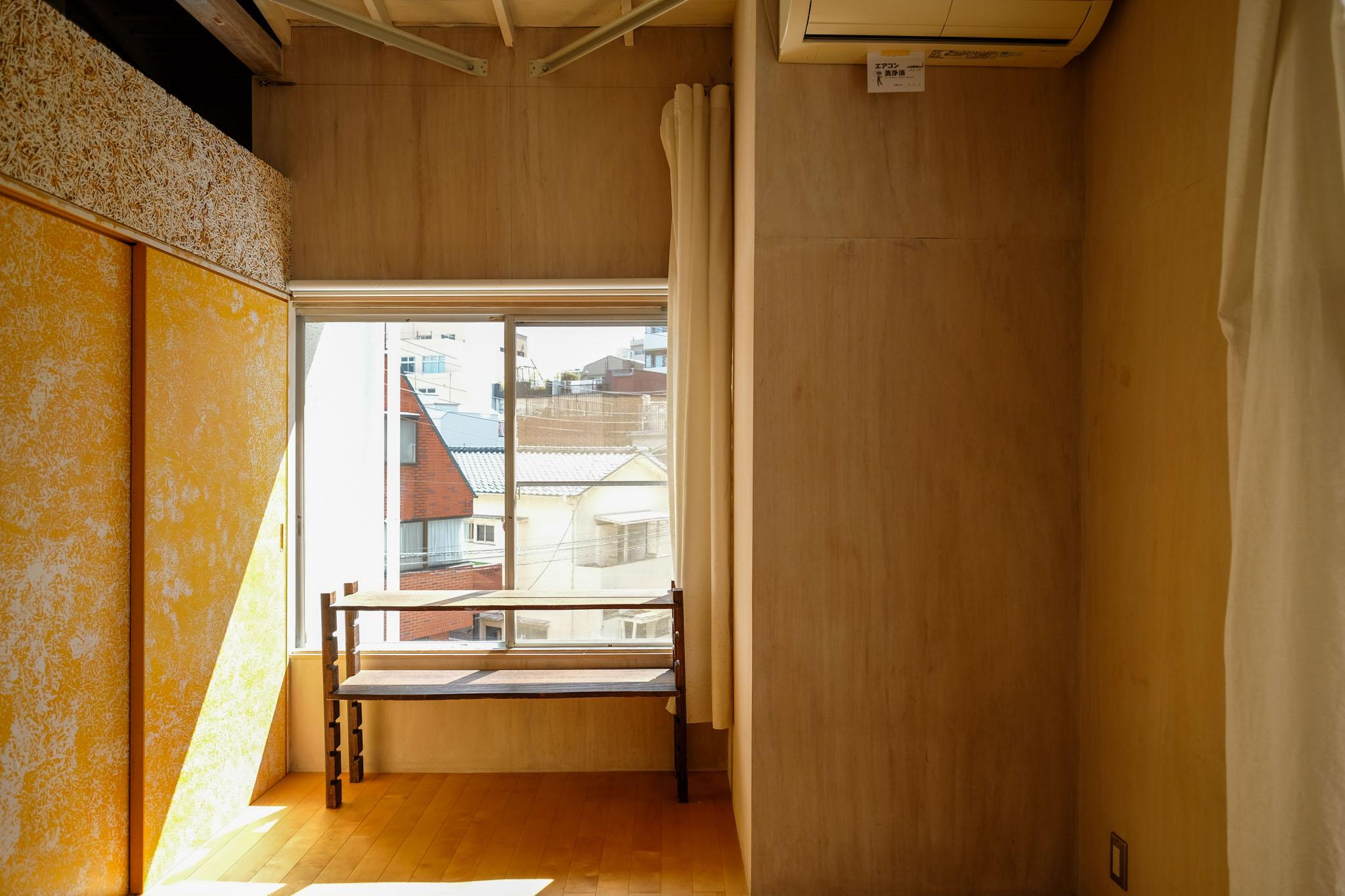 文京区白山の賃貸物件/二階の居室。合板の壁に包まれた光の入る部屋。窓の外は、抜けのある眺め