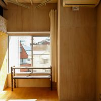 文京区白山の賃貸物件/二階の居室。合板の壁に包まれた光の入る部屋。窓の外は、抜けのある眺め