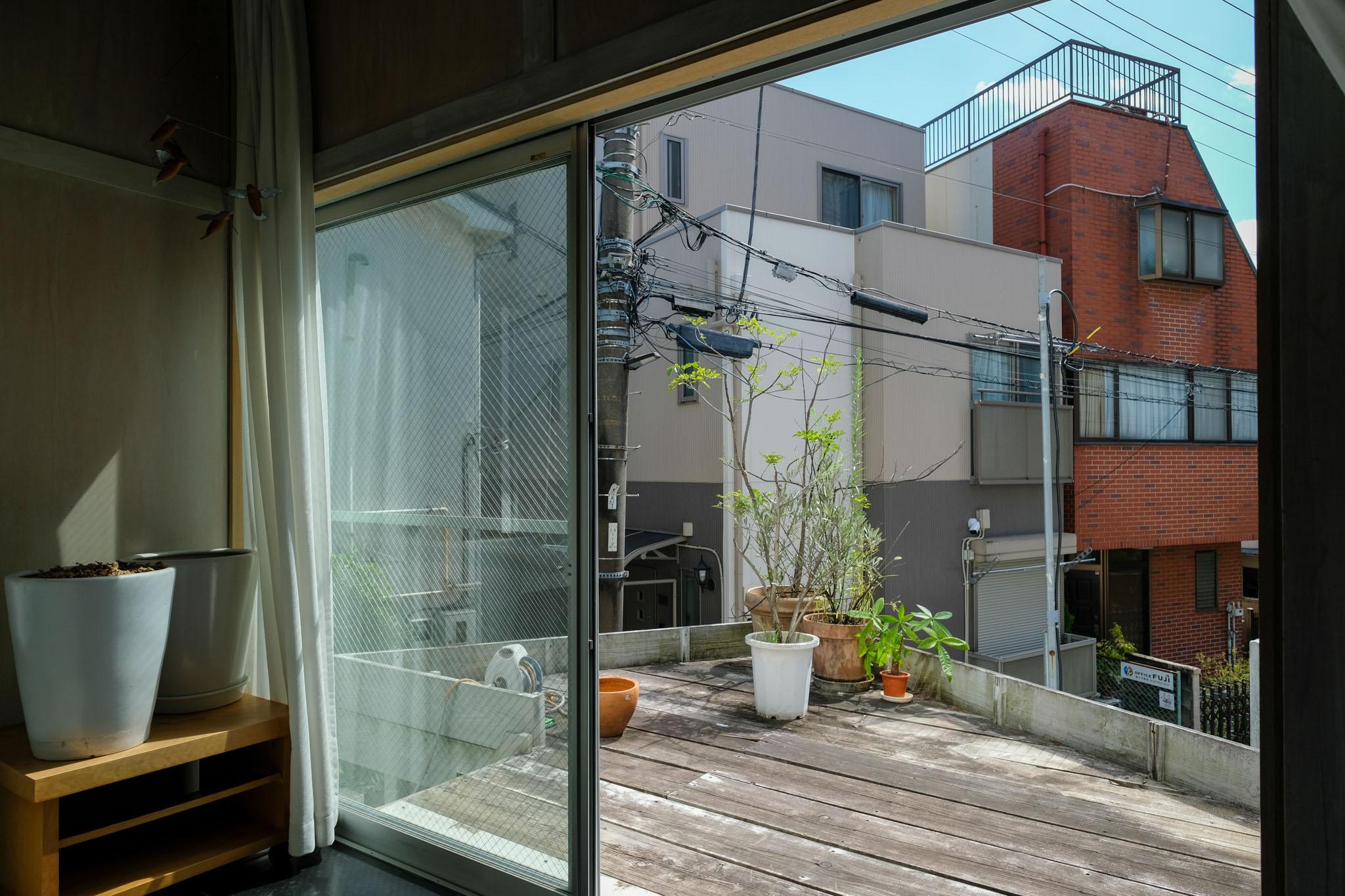 文京区白山の賃貸物件/ガラス越しに、ウッドデッキのテラス。鉢植えを並べて