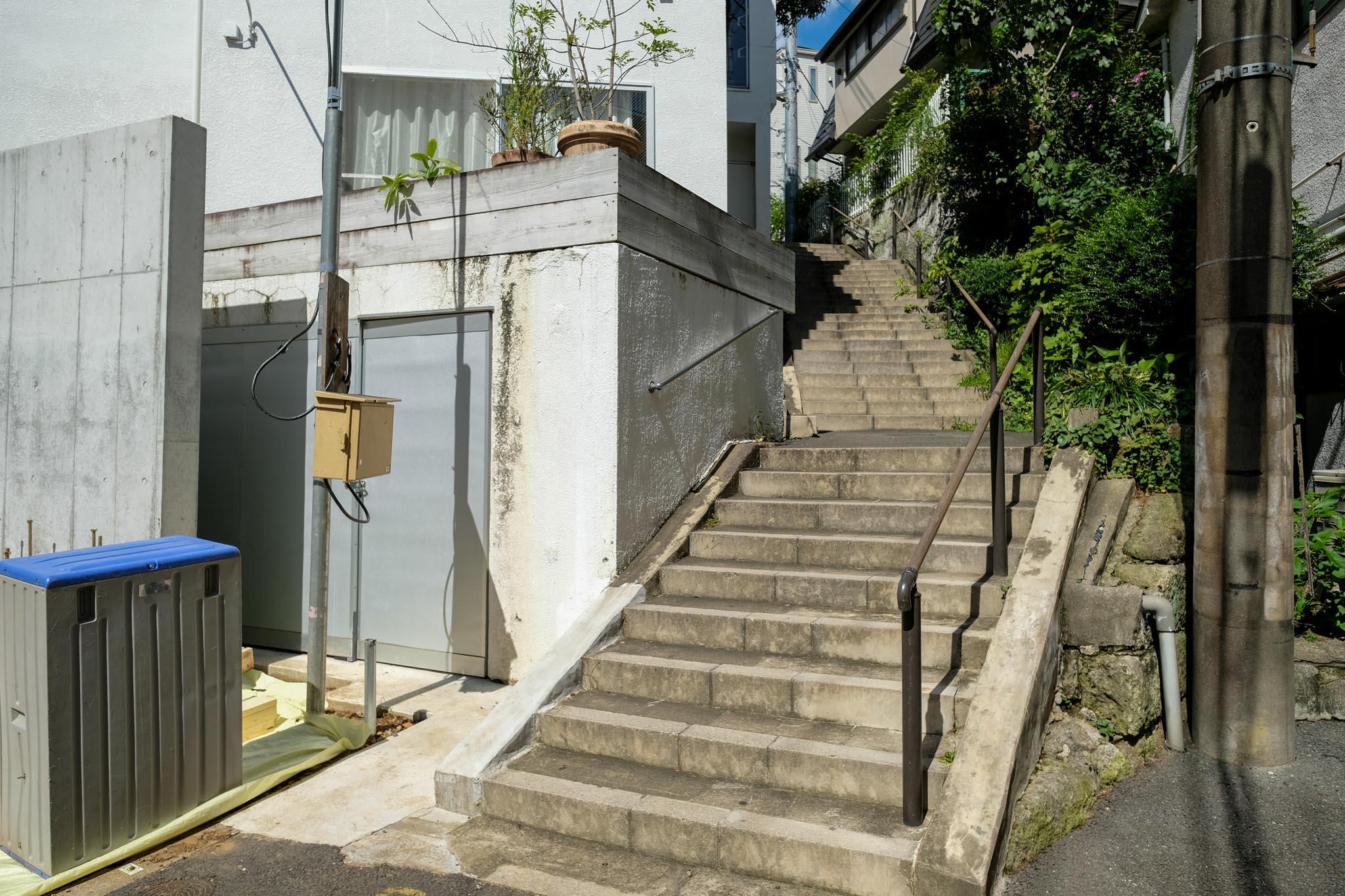 文京区白山の賃貸物件/家のわきを、長い石段が坂を上っていく