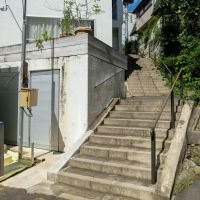 文京区白山の賃貸物件/家のわきを、長い石段が坂を上っていく