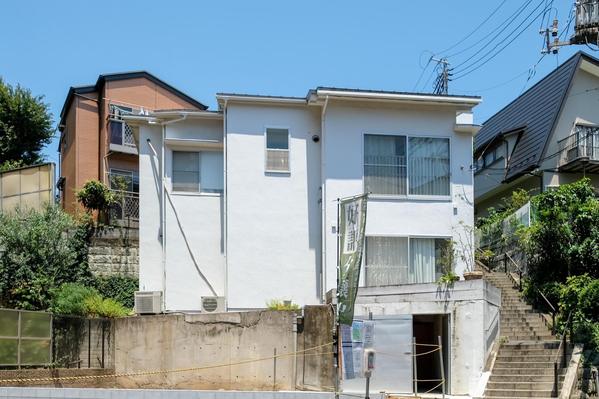 文京区白山の賃貸物件/坂の中腹に建つ、白い箱のような外観