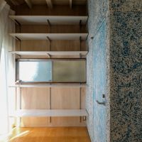 文京区白山の賃貸物件/壁づけの棚。本や道具の居場所に