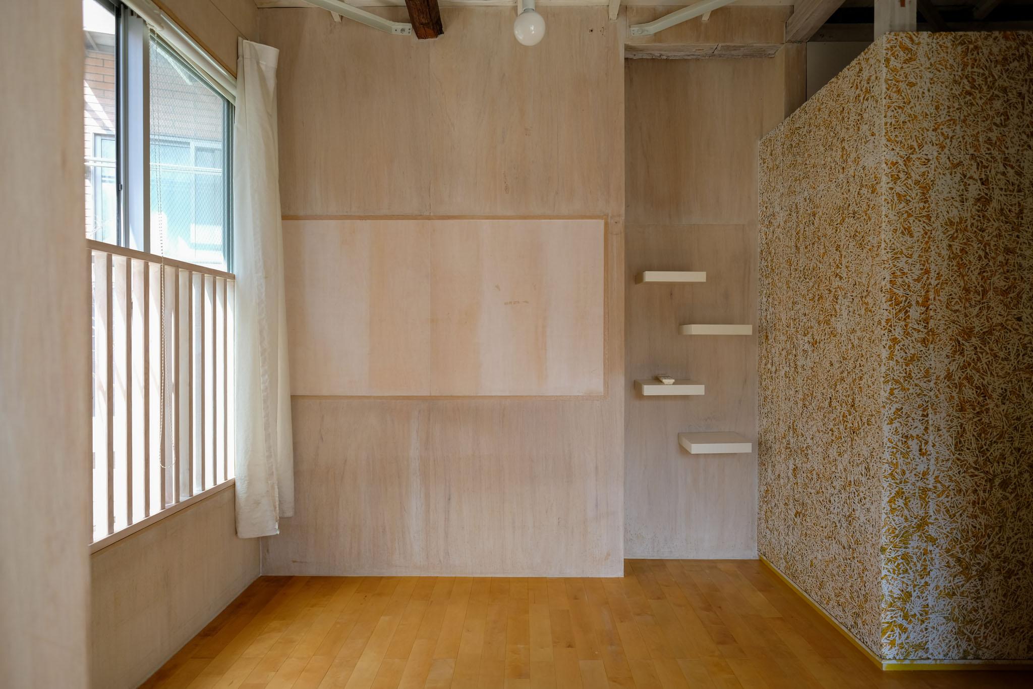 文京区白山の賃貸物件/小さな飾り棚と、粒立つ壁の柱
