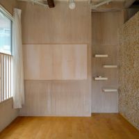 文京区白山の賃貸物件/小さな飾り棚と、粒立つ壁の柱