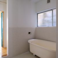 文京区白山の賃貸物件/独立式のバスタブが待つ、白い浴室