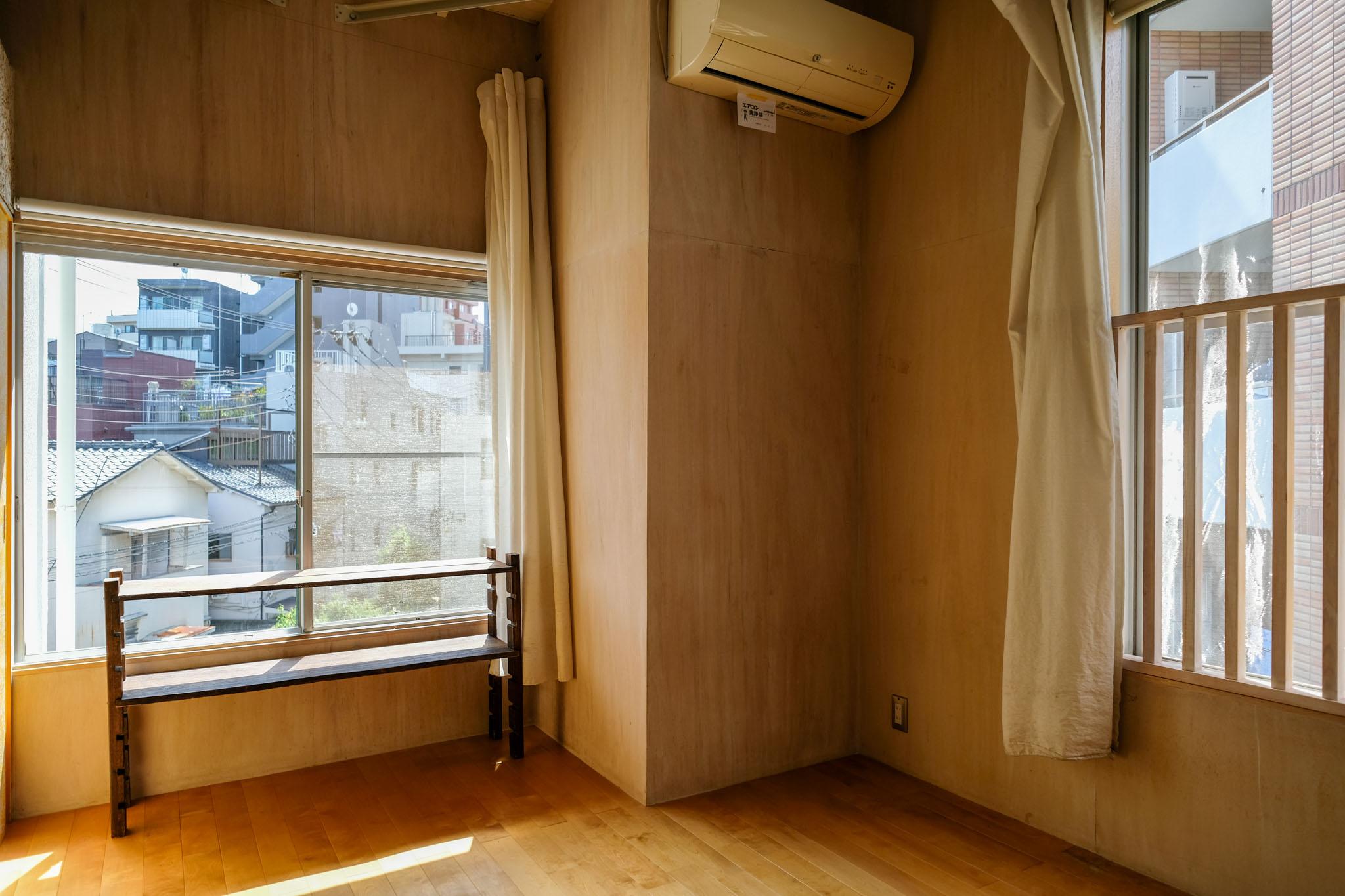 文京区白山の賃貸物件/エアコン付きの居室。カーテン越しに、やわらかな光
