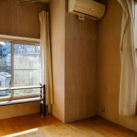 文京区白山の賃貸物件/エアコン付きの居室。カーテン越しに、やわらかな光