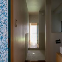 文京区白山の賃貸物件/青い斑の通路。奥へ、光へ