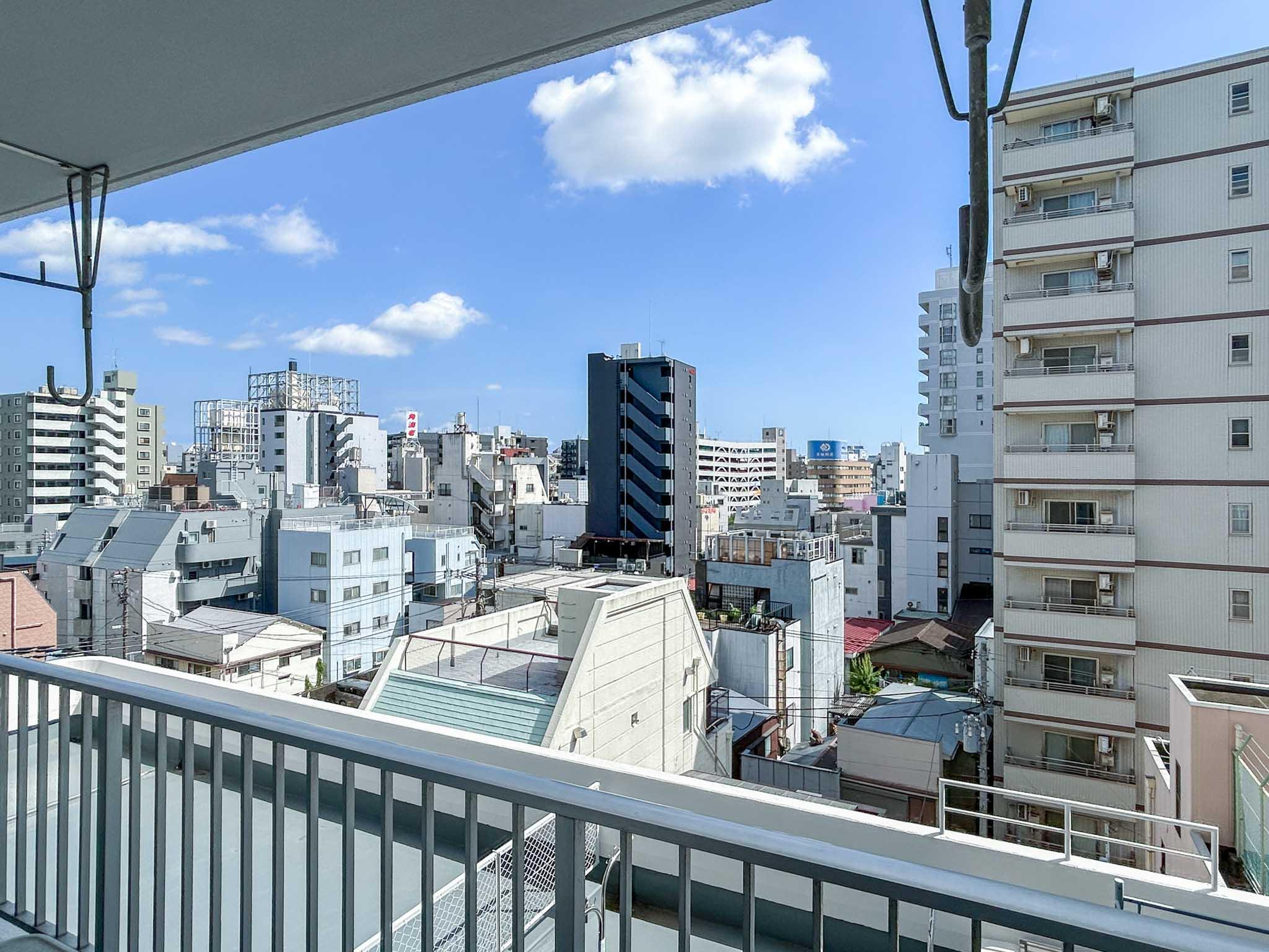 横浜市中区野毛町の売買物件/ベランダからの景色。道路と反対側のため音は気になりませんし、目の前に建物がないのでひらけています