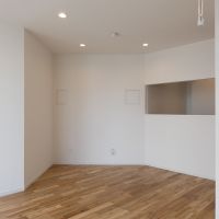 武蔵野市境南町の賃貸物件/（201号室）カクカクとした間取りに合わせて、通常よりも多くコンセントを配置。家具や家電の配置に自由度が高く、暮らし方に合わせて空間を柔軟に使えるよう工夫されている