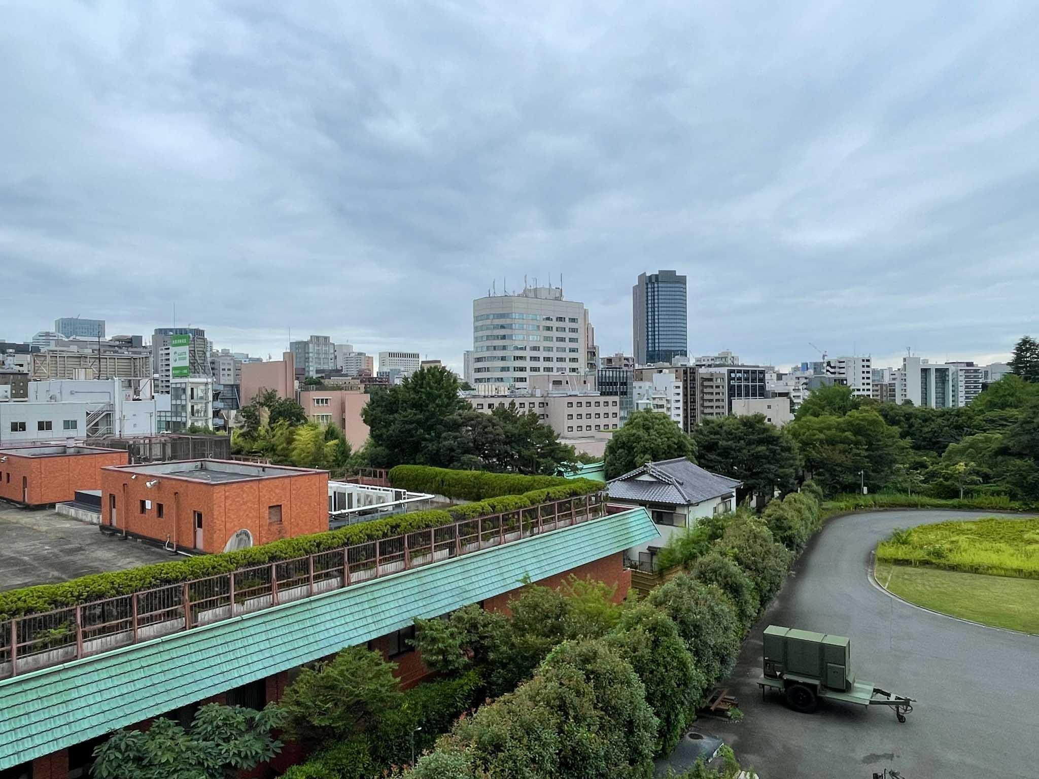 新宿区市谷左内町の賃貸物件/広々と空が見える抜けた景色