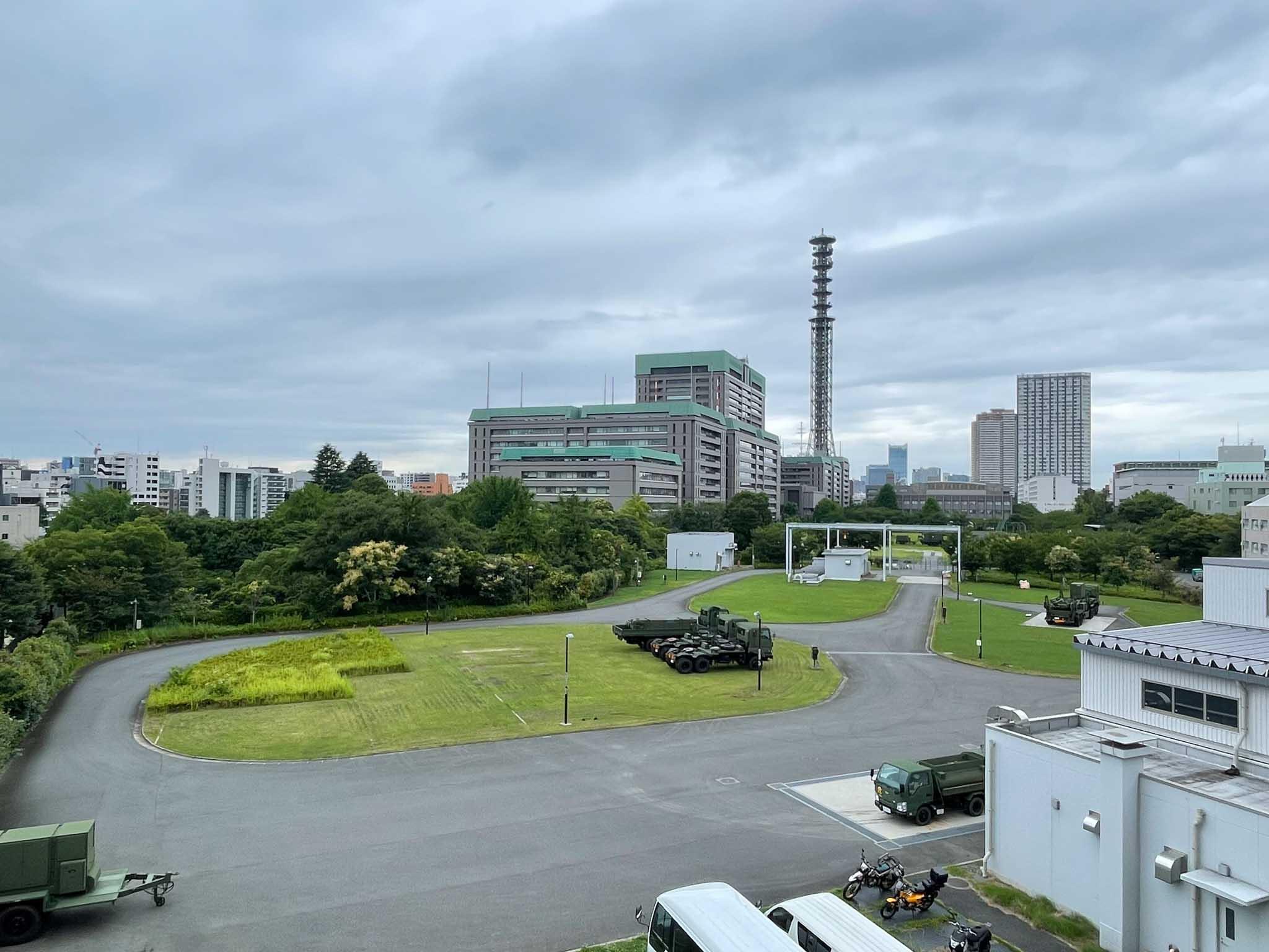 新宿区市谷左内町の賃貸物件/隣は防衛省。月に1回程度、点呼の声が聞こえるようですが気にならない程度だと思います（管理人さんより）