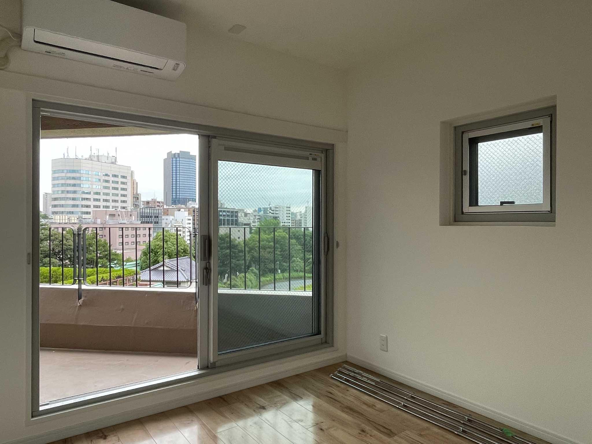 新宿区市谷左内町の賃貸物件/南側洋室の前は三角形のベランダ。テーブルも置けます