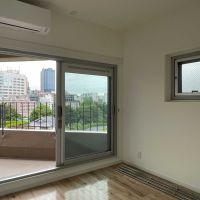 新宿区市谷左内町の賃貸物件/南側洋室の前は三角形のベランダ。テーブルも置けます