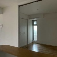 新宿区市谷左内町の賃貸物件/キッチン横に大きく繋がる洋室