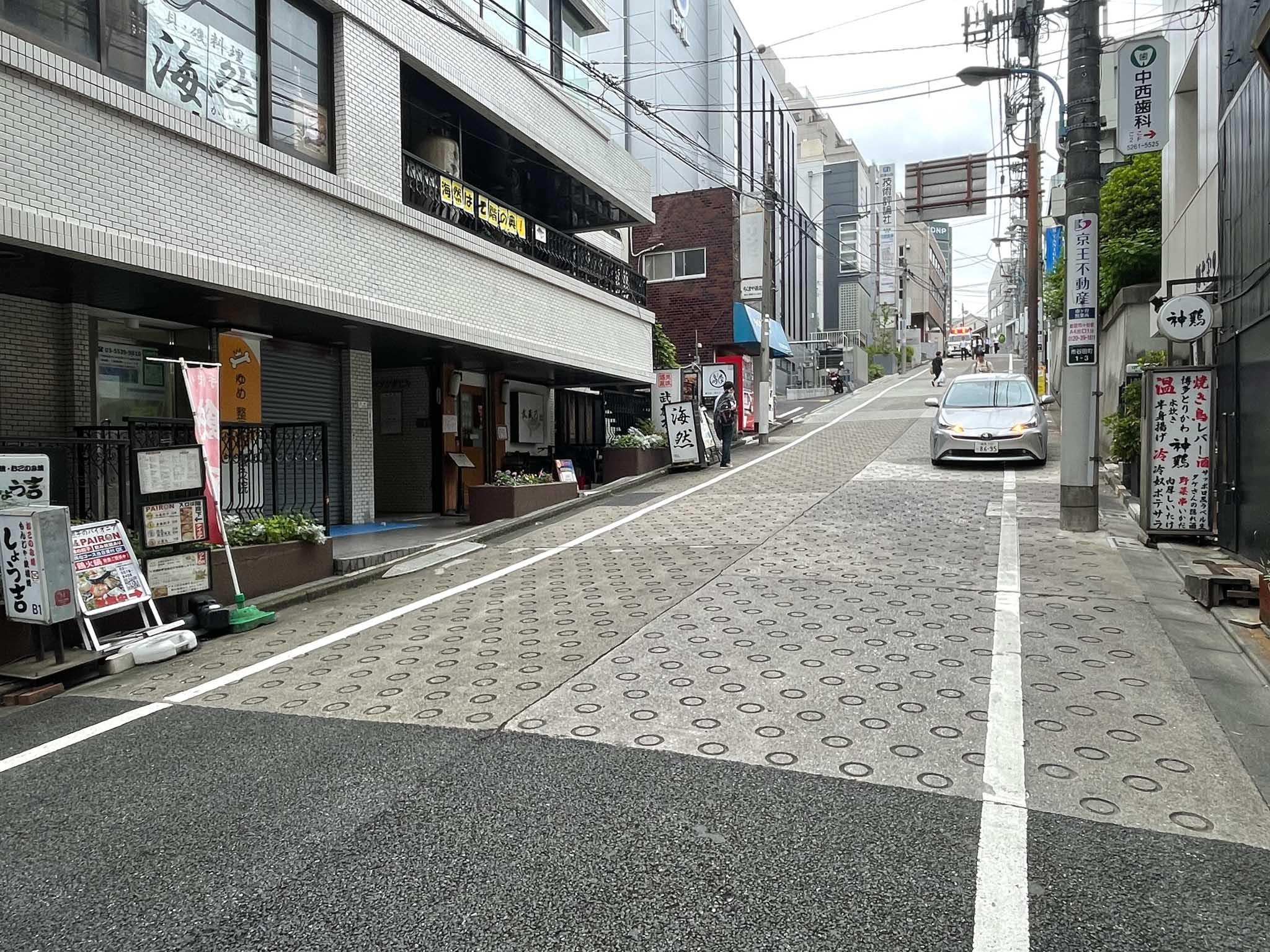 新宿区市谷左内町の賃貸物件/市ヶ谷駅から物件までは、長めの坂道が続きます