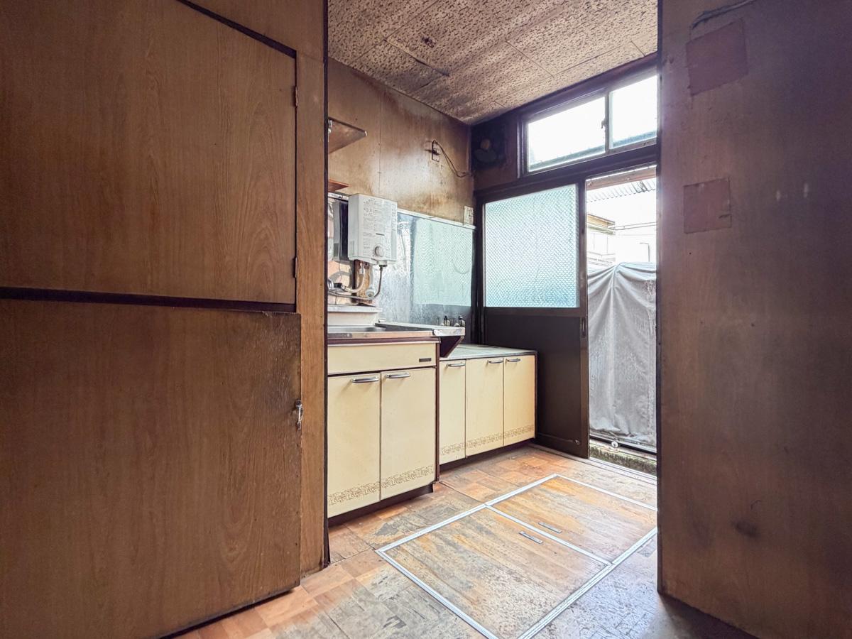 中野区上高田の賃貸物件/1階の1番奥にキッチン、トイレが収まっています