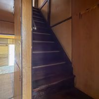 中野区上高田の賃貸物件/階段は細くて急な昔ながらのつくり