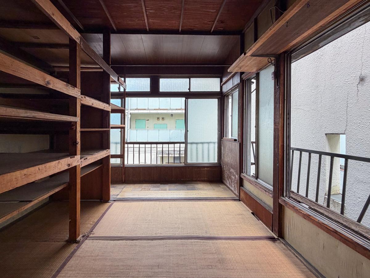 中野区上高田の賃貸物件/2階奥の部屋には造作の棚が。L字の窓で採光と風通しも良好