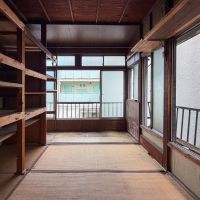 中野区上高田の賃貸物件/2階奥の部屋には造作の棚が。L字の窓で採光と風通しも良好
