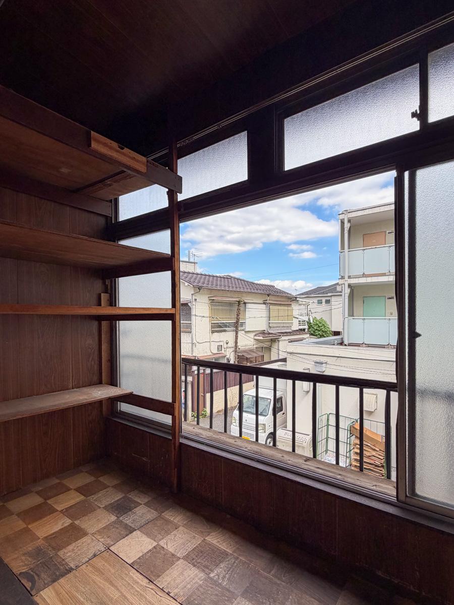 中野区上高田の賃貸物件/ほぼ壁と同じサイズの窓面。気持ち良いです