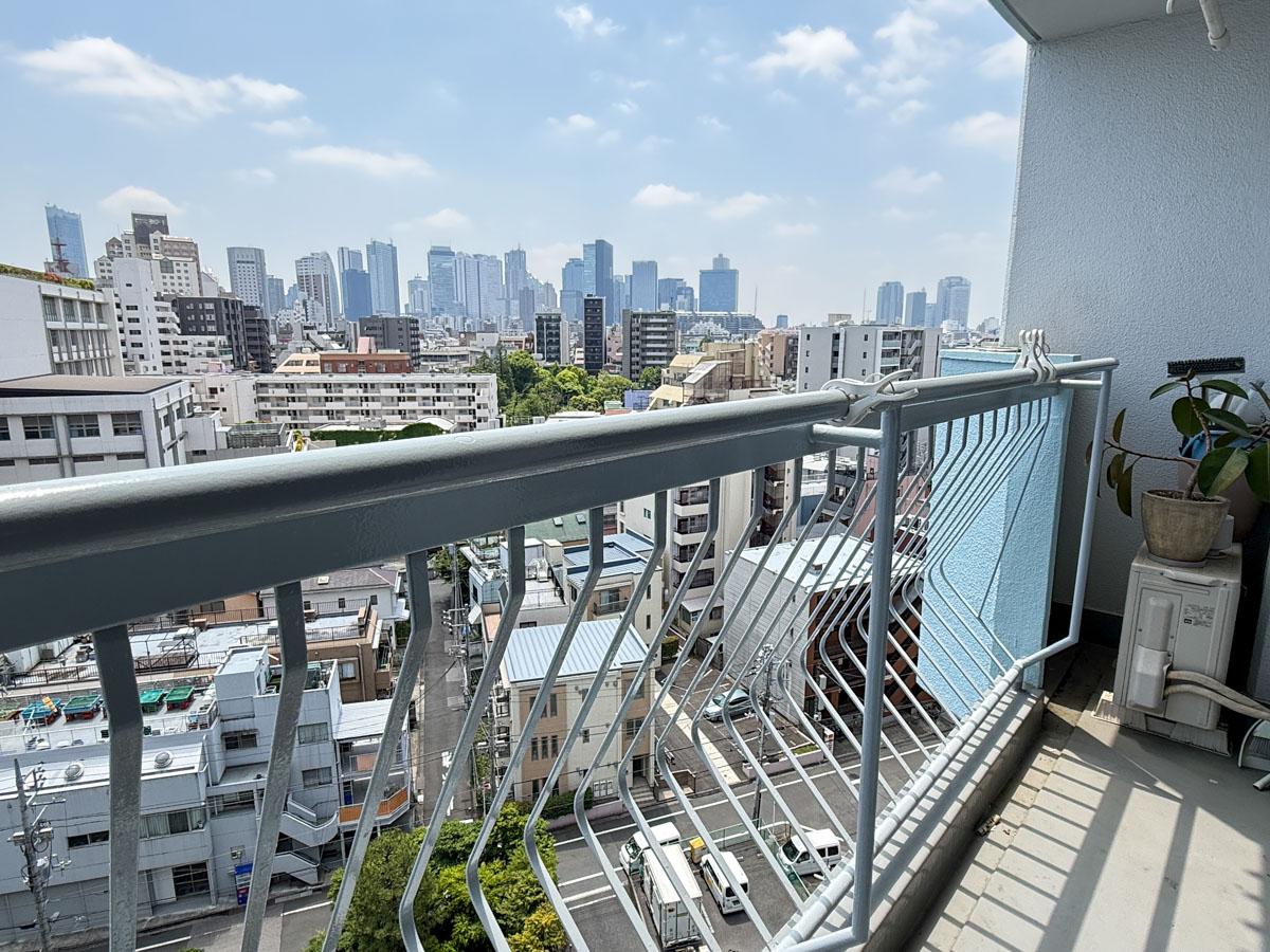 新宿区北新宿の売買物件/バルコニーからの眺めが気持ちいい。新宿のビル群を眺める