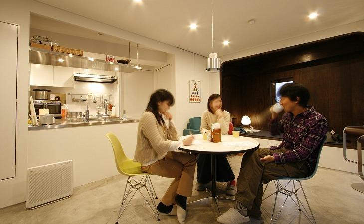 神奈川県相模原市南区相模大野の売買物件/リノベーション直後の暮らしの様子。リビングや廊下はモルタルの床