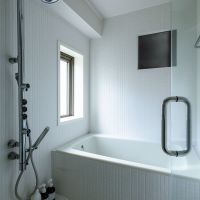 神奈川県相模原市南区相模大野の売買物件/浴室も細かなタイル張り。窓付きで気持ちよく入浴ができそう