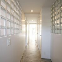 神奈川県相模原市南区相模大野の売買物件/玄関からリビングに続く廊下もモルタル仕上げ