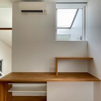 杉並区下井草の賃貸物件/デスクが造作されています。さらにこの上に登って窓の先に出るとルーフバルコニーが待っています