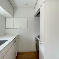 杉並区下井草の賃貸物件/リビング脇にキッチン室。こちらも白で統一された爽やかな空間