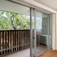 杉並区下井草の賃貸物件/ウッドバルコニー越しに桜。ワイドな窓いっぱいに緑が広がるのが心地よいです