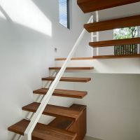杉並区下井草の賃貸物件/階段のステップは片持ちのデザイン。細かいところまでこだわりが詰まっています