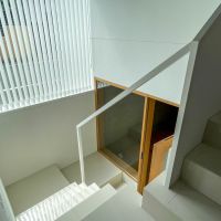 杉並区下井草の賃貸物件/床は大理石のタイルを貼って仕上げています。真っ白な空間に光が注ぎ、きれい