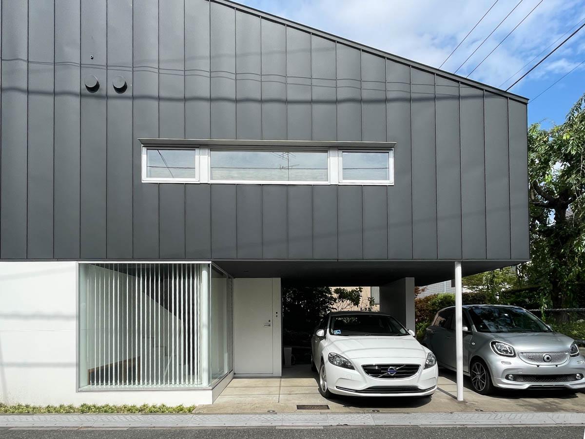 杉並区下井草の賃貸物件/ソリッドな外観。駐車スペース1台分が賃料に含まれる形です。脇の1台は月額25,000円で追加可能です
