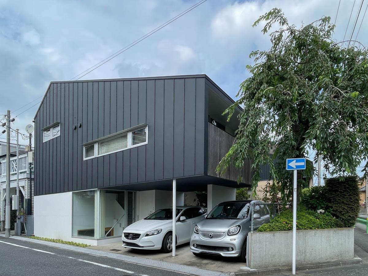 杉並区下井草の賃貸物件/外観を別にアングルで。角地に建ち、周囲が開けたつくりです