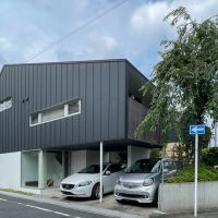 杉並区下井草の賃貸物件/外観を別にアングルで。角地に建ち、周囲が開けたつくりです