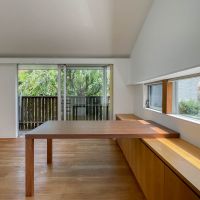 杉並区下井草の賃貸物件/窓越しの桜の緑が印象的なリビング。ダイニングテーブルは収納と一体に造作されたつくりです