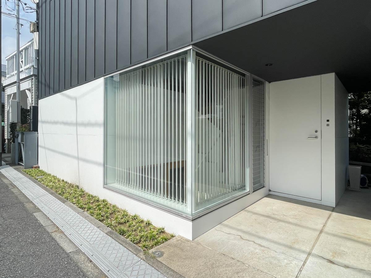 杉並区下井草の賃貸物件/外観の一部がショーウィンドウのようにガラス張りに。ここから地下フロアに光を届けています