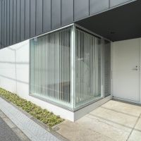 杉並区下井草の賃貸物件/外観の一部がショーウィンドウのようにガラス張りに。ここから地下フロアに光を届けています