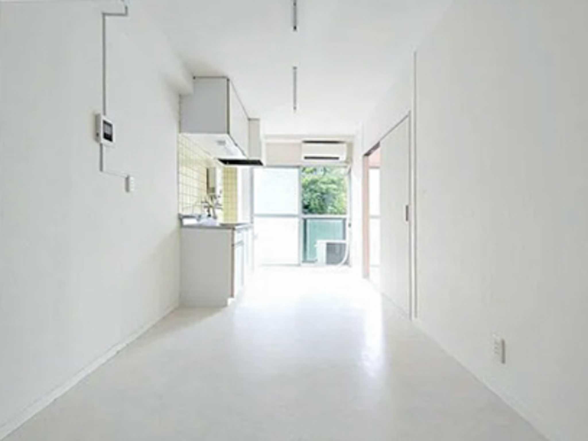 目黒区東山の賃貸物件/床から壁、天井まで白くまとめられた内装