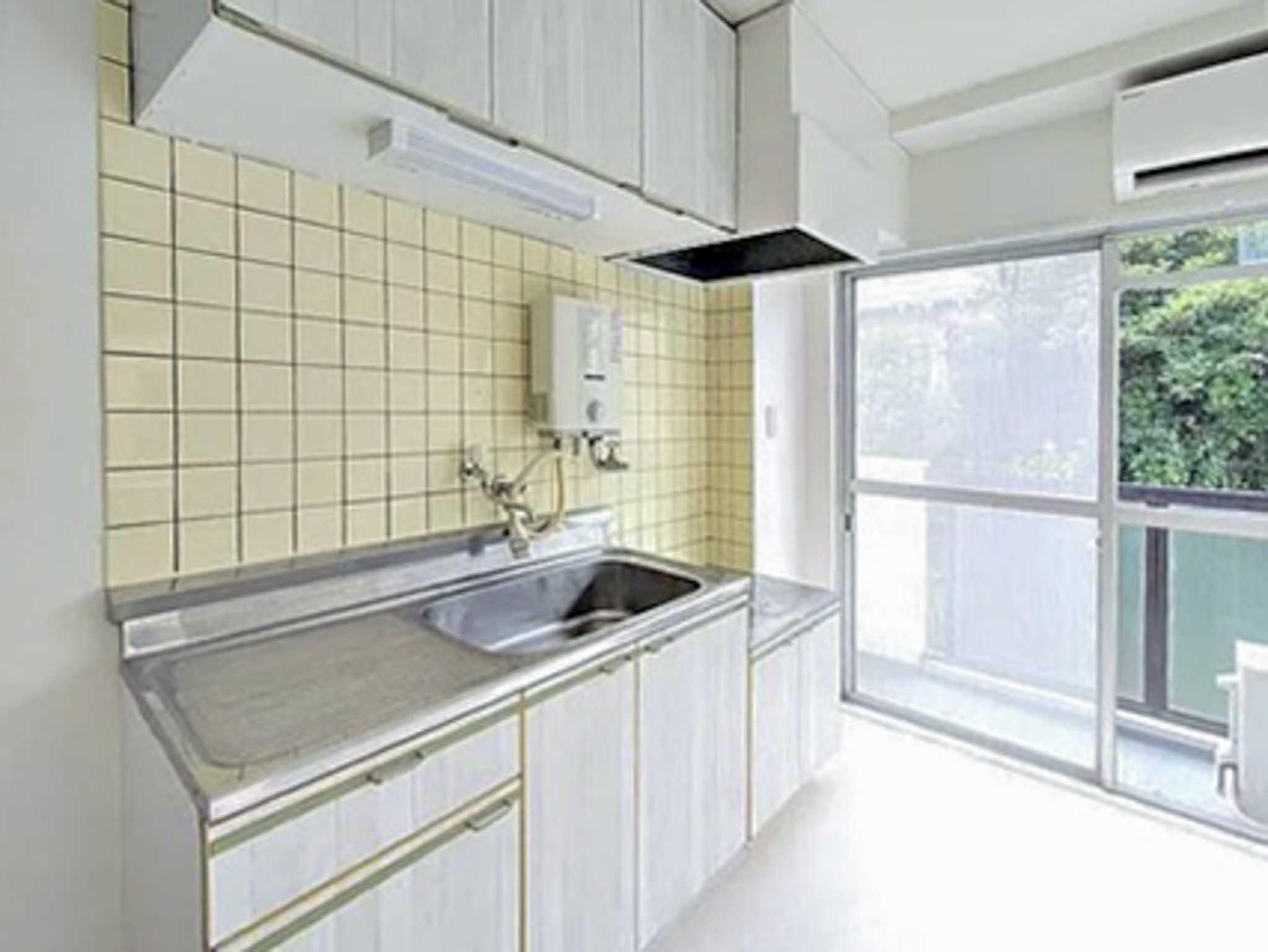 目黒区東山の賃貸物件/白い空間と、淡いイエローのタイルがいい組み合わせ