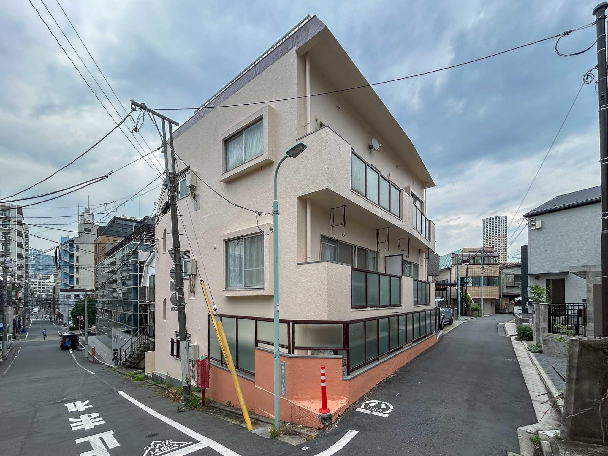 目黒区東山の賃貸物件/山手通りから少し入ったところに立つ低層マンション
