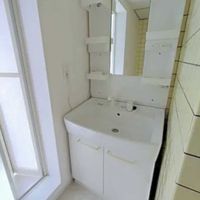 目黒区東山の賃貸物件/キッチンと同じく黄色いタイルがかわいい洗面脱衣室。背面に洗濯機置き場があります