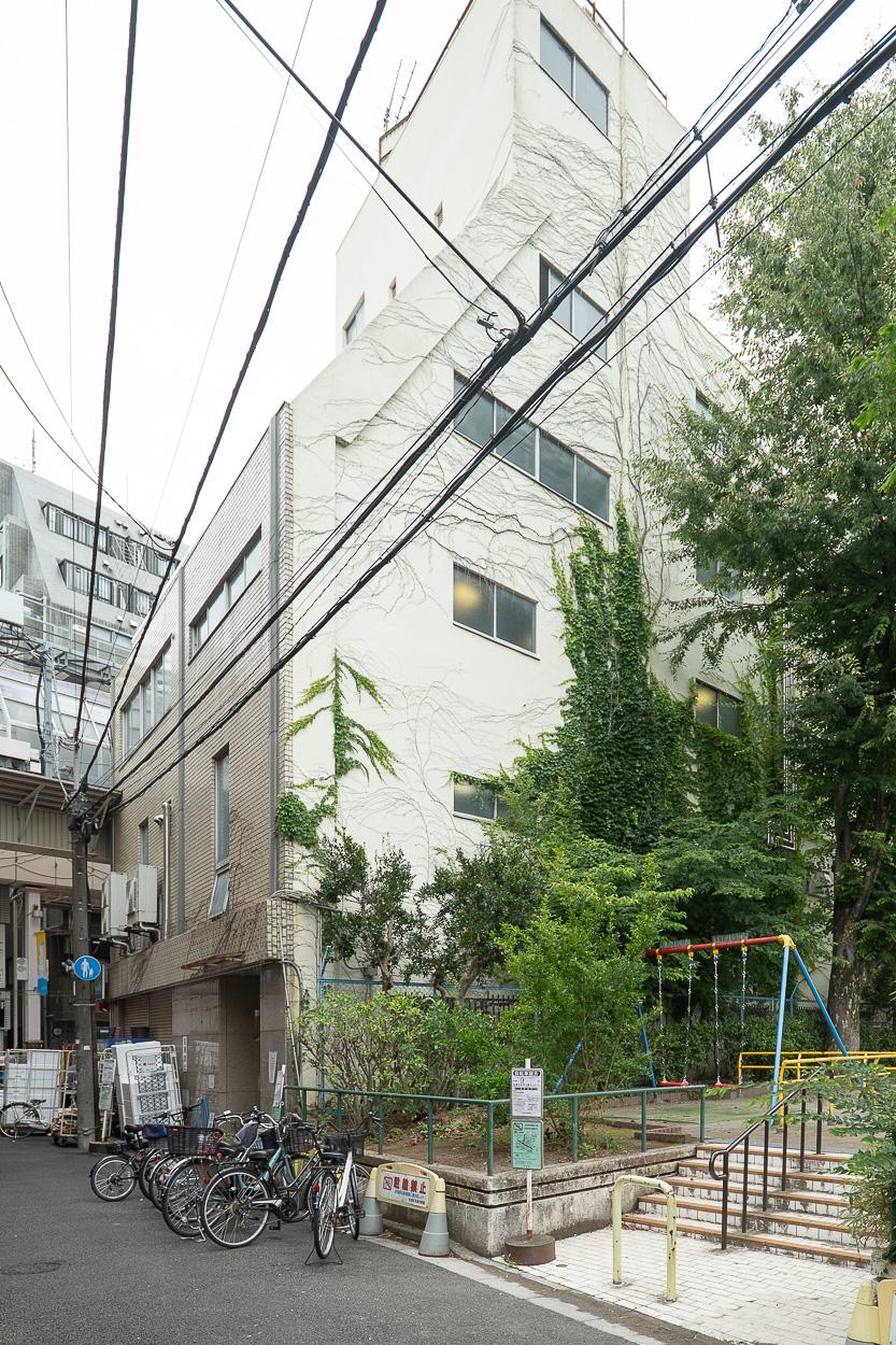 杉並区阿佐谷南の賃貸物件/外観。蔦に覆われた古いビル