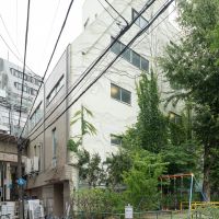 杉並区阿佐谷南の賃貸物件/外観。蔦に覆われた古いビル