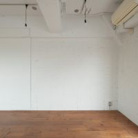杉並区阿佐谷南の賃貸物件/南の壁面は粗さの残るコンクリートブロック